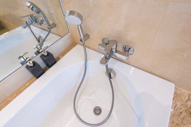 Beyaz seramik küvetli modern duş banyo iç yapı dekorasyonu, konsept banyo çağdaş