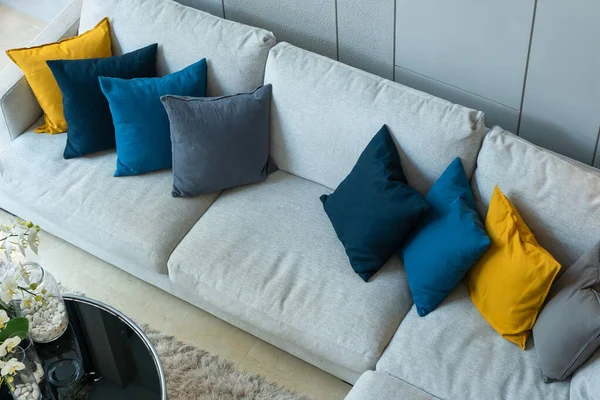 Almohadas Tela Gris Amarillo Azul Moderno Interior Del Sofá Tela — Foto de Stock