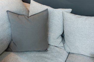 Modern gri kumaş yastıklar gri kumaş kanepenin iç tarafında oturma odası dekorasyon tasarımı çağdaş bina