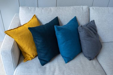 Modern gri kumaş yastıklar gri kumaş kanepenin iç tarafında oturma odası dekorasyon tasarımı çağdaş bina