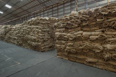 Kenevir çuvalları pirinç ürünleri için içerir.