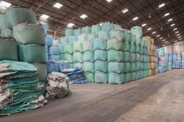 Depodaki pirinci içeren büyük çantalar.