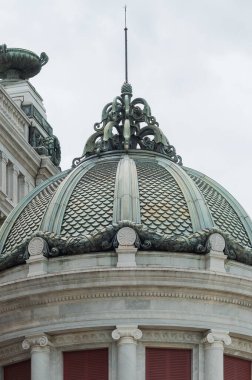 Güzel bakır kiremitler ve oyulmuş mermer heykeller Ananta Samakhom Taht Salonu dışında Tayland, Bangkok 'ta dekore edilmiş mimari