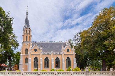 Ayutthaya, Tayland - 21 Temmuz 2011: Antik Wat Niwet Thammaprawat Tapınağı Kilisesi Budist Avrupa Hristiyan Kilisesi Gotik tarzı 19. yüzyılda inşa edilen popüler bir yerdir