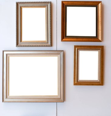 Beyaz arka planda iç dekorasyon, konsept galeri sergisi sunumu modern bina ya da ev ve yaşayan çağdaş yapı için oyulmuş süslemeli eski çerçeveler.