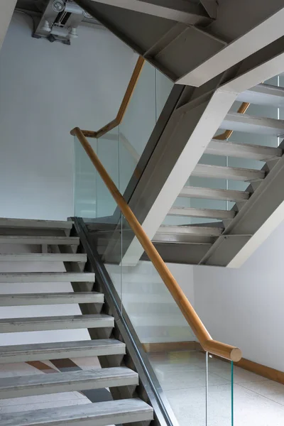 Escaleras Con Barandilla Madera Interior Moderno Edificio Oficinas Negocios Decoración — Foto de Stock