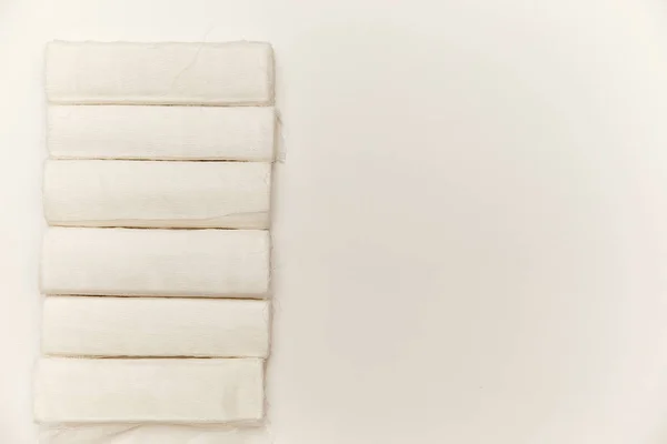 Beyaz arka planda sargılar, üst manzara. Yaralanmalar, burkulmalar, çıkıntılar ve çatlaklar için ilk yardım kavramı.