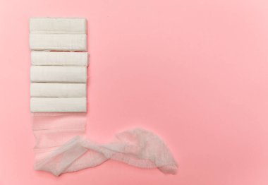 Pembe arka planda sargı bezleri, üst manzara. Yaralanmalar, burkulmalar, çıkıntılar ve çatlaklar için ilk yardım kavramı.