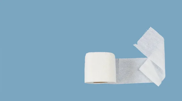 单层卫生纸 蓝天背景上的一卷白色卫生纸 个人卫生的概念 卫生至上的观点 — 图库照片