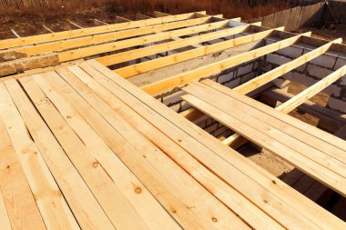 Tavan kirişleri doğal çevre dostu malzemelerden yapılır. Çatı yapımının elementleri ve bileşenleri. Tek katlı bir ülkenin inşaatı.