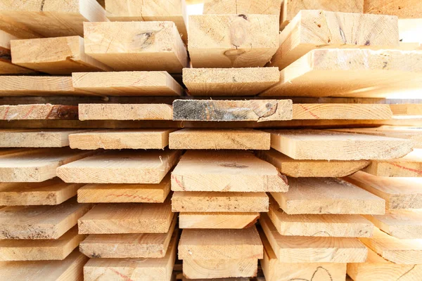 木材ヤードでの新しい木製のスタッドのスタック 木材は 建設現場で乾燥させます 針葉樹種の鋸山及び加工木材の背景 — ストック写真