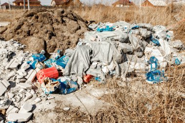 Alandaki çöp yığını, çevresel kirlilik. Küresel ısınma Abakan, Rusya-Nisan, 10, 2020