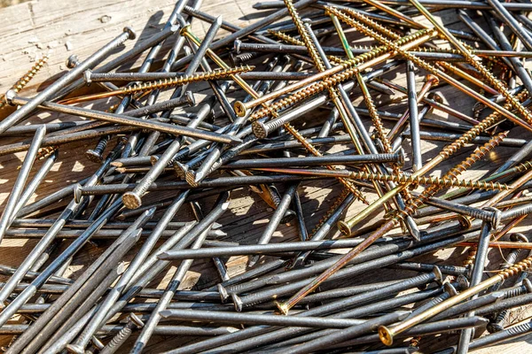 Eiserne Nägel Und Schrauben Auf Einem Hölzernen Hintergrund Lange Metallene — Stockfoto