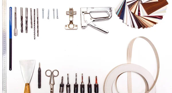 Ahşap desenli mobilya çeşitliliği ve iç tasarım için döşeme malzemesi örnekleri. Kabine mobilyaları ve lamine ve ahşap ile çalışmak için araçlar