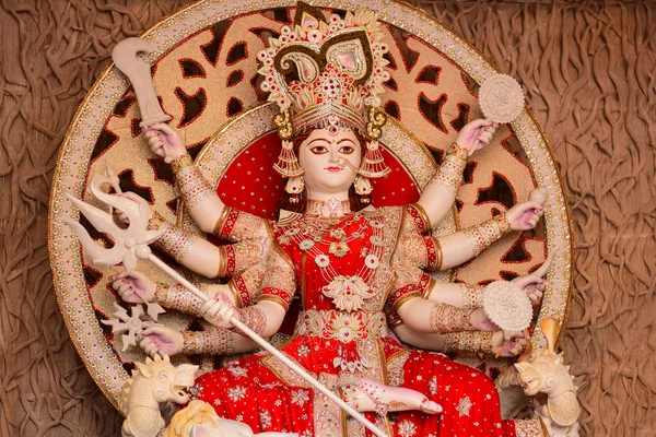 Bogini Durga idol w udekorowanym Durga Puja pandal, zastrzelony w kolorowe światło, w Kalkucie, Zachodni Bengal, Indie. Durga Puja jest największym religijnym festiwalem hinduizmu i jest obecnie obchodzony na całym świecie. — Zdjęcie stockowe