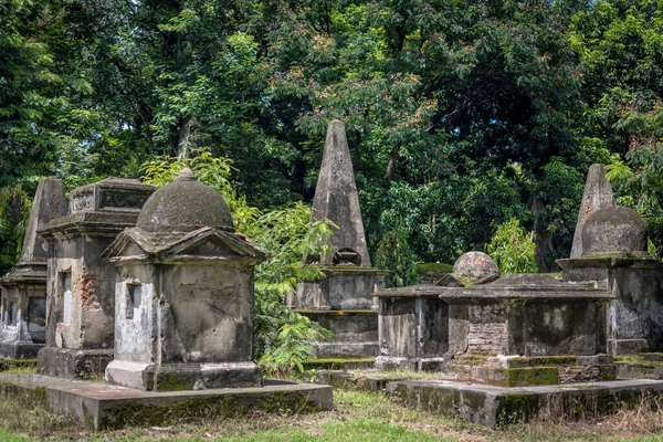 Old trees and ancient gravestones tombs of South Park Street Cemetery in Kolkata, India. The largest Christian cemetery in Asia — Stock Photo, Image