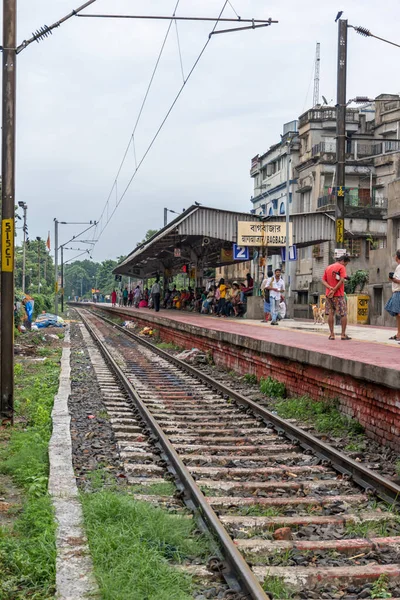 Vista de una estación ferroviaria india con enfoque selectivo. Kolkata, India en agosto 2019 — Foto de Stock