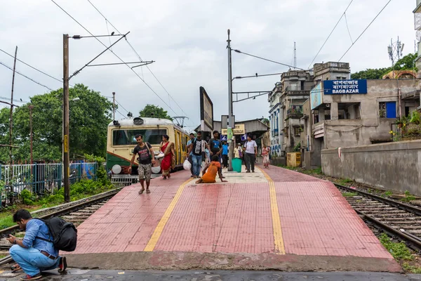 Ville Le train local du train Indian Railways est arrivé à la gare de Bagbazar. Kolkata, Inde en août 2019 — Photo