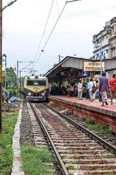 Ciudad El tren local del tren Indian Railways ha llegado a la estación de Bagbazar. Kolkata, India en agosto 2019 — Foto de Stock