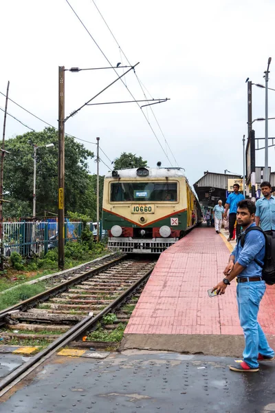 Ciudad El tren local del tren Indian Railways ha llegado a la estación de Bagbazar. Kolkata, India en agosto 2019 — Foto de Stock