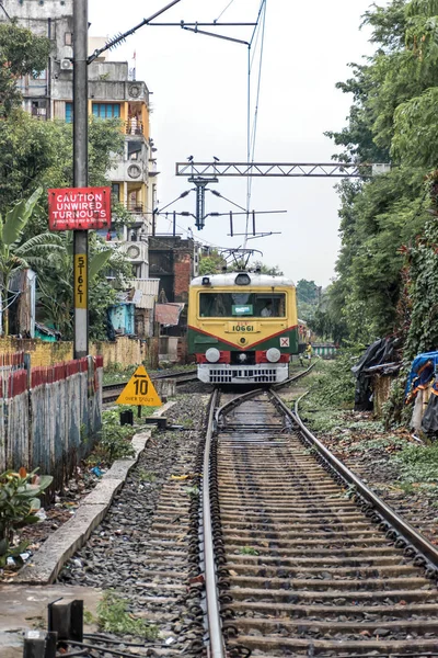 City Tren local de los Ferrocarriles de la India que se mueve con los pasajeros dentro de la ciudad. Kolkata, India en agosto 2019 — Foto de Stock