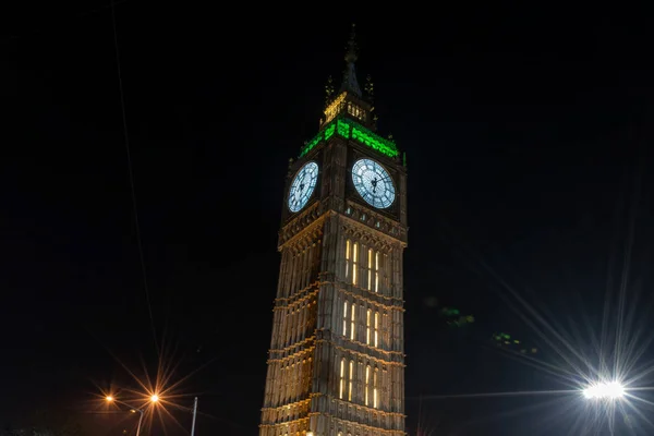 Duży zegarek lub wieża zegarowa częściowy wyświetlacz jako model klon Big Ben wieży strażniczej w Londynie, na ulicy publicznej w Lake Town, Kalkuta, Indie dla publiczności. — Zdjęcie stockowe