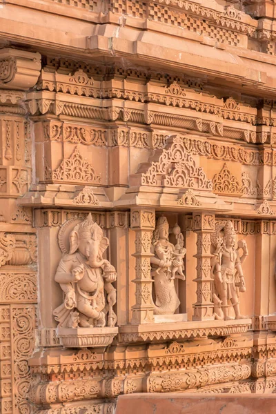 People getting Architectural details of Swaminarayan temple in Diamond Harbour Rd, Kolkata, West Bengal, India bus at shelter stop in New Town, Kolkata, India on December 2019 — Stock Photo, Image