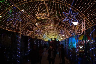 Kolkata 'da Noel. Park Caddesi Yeni Yıl Dekorasyonu, Kolkata, Hindistan Aralık 2019
