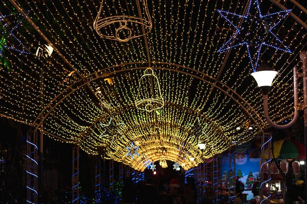 Kolkata 'da Noel. Park Caddesi Yeni Yıl Dekorasyonu, Kolkata, Hindistan Aralık 2019
