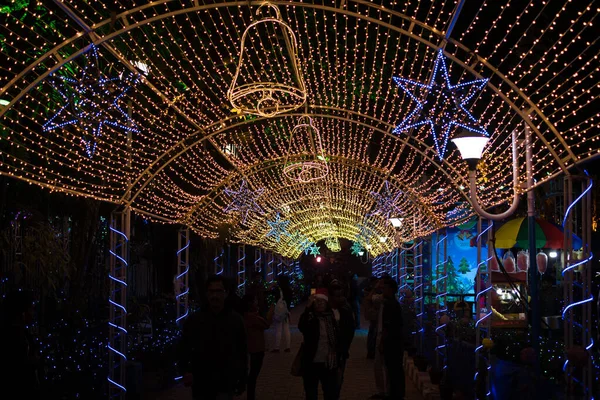 Kolkata 'da Noel. Park Caddesi Yeni Yıl Dekorasyonu, Kolkata, Hindistan Aralık 2019