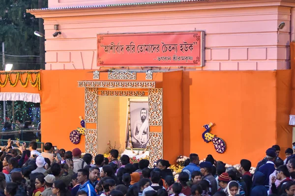 As pessoas estão reunidas para Kolpotoru Utsab, na Cossipore Garden House ou Udyanbati, presente Ramakrishna Math em Kolkata, Bengala Ocidental, Índia em 1 de janeiro de 2020 — Fotografia de Stock