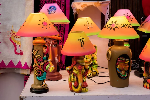 Lămpi de masă decorative iluminate manual sunt afișate într-un magazin stradal de vânzare. Artizanat și artă indiană — Fotografie, imagine de stoc