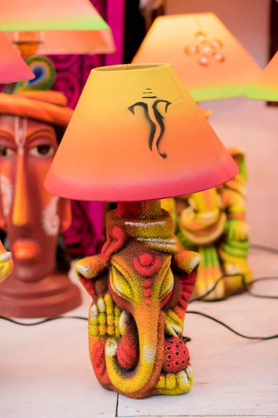 Ένα φωτιστικό διακοσμητικό χειροποίητο επιτραπέζιο φωτιστικό εκτίθεται σε ένα κατάστημα δρόμου προς πώληση. Ινδική χειροτεχνία και τέχνη — Φωτογραφία Αρχείου