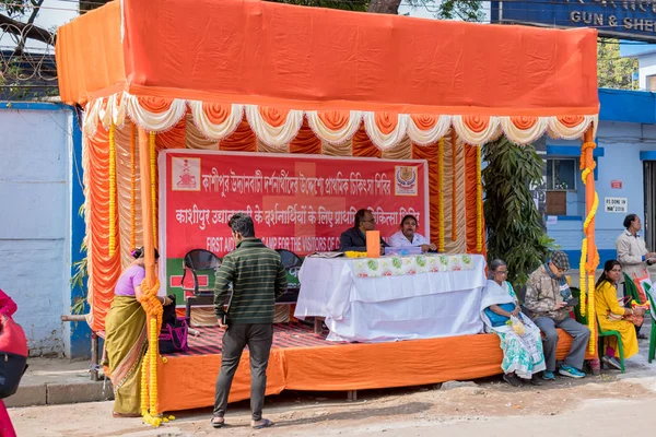 As pessoas estão reunidas para Kolpotoru Utsab, na Cossipore Garden House ou Udyanbati, presente Ramakrishna Math em Kolkata, Bengala Ocidental, Índia em 1 de janeiro de 2020 — Fotografia de Stock