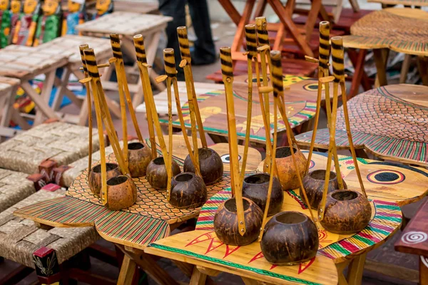 Monocordurile tradiționale indiene realizate manual izolate pe fundal neclar sunt afișate într-un magazin stradal de vânzare. Artizanat și artă indiană — Fotografie, imagine de stoc