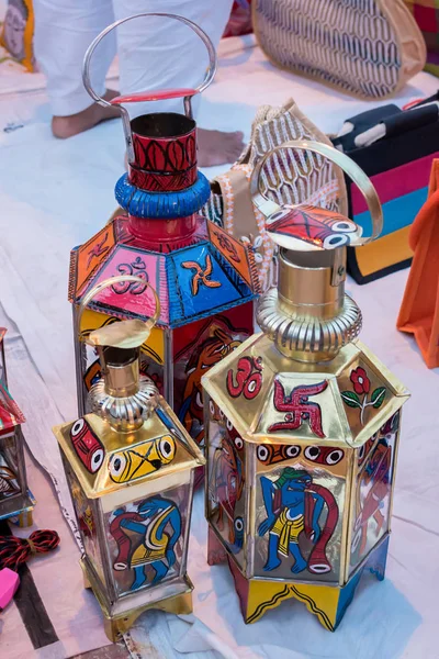 Χειροποίητα φωτισμένα διακοσμητικά κρεμαστά φανάρια που απομονώνονται σε θολή φόντο εκτίθενται σε ένα κατάστημα δρόμου προς πώληση. Ινδική χειροτεχνία και τέχνη — Φωτογραφία Αρχείου