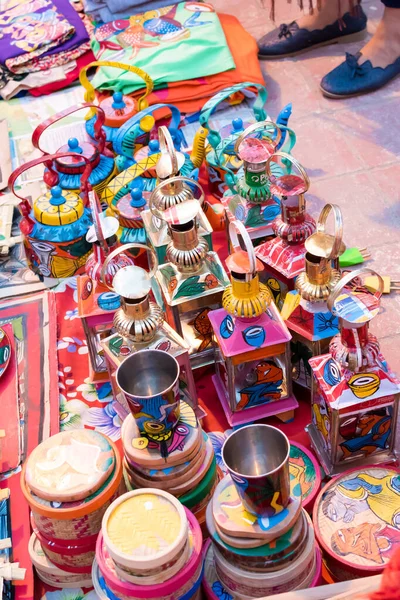 Χειροποίητα φωτισμένα διακοσμητικά κρεμαστά φανάρια που απομονώνονται σε θολή φόντο εκτίθενται σε ένα κατάστημα δρόμου προς πώληση. Ινδική χειροτεχνία και τέχνη — Φωτογραφία Αρχείου