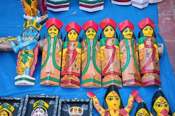 Ινδικό Παραδοσιακά Χειροποίητα ξύλινα παιχνίδια εκτίθενται σε ένα κατάστημα δρόμο προς πώληση. Ινδική χειροτεχνία και τέχνη — Φωτογραφία Αρχείου