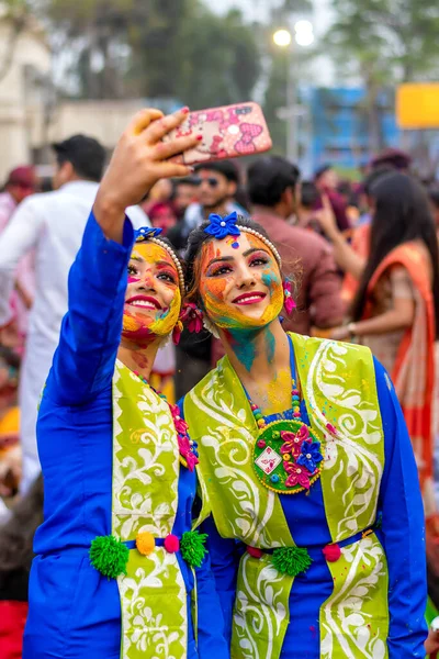 学生们将于2020年3月5日在印度加尔各答的Rabindra Bharati大学校园庆祝Holi或Basanta Utsav — 图库照片