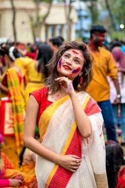 Öğrenciler 5 Mart 2020 'de Hindistan' ın Kolkata kentindeki Rabindra Bharati Üniversitesi kampüsünde Holi veya Basanta Utsav 'ı kutluyorlar.
