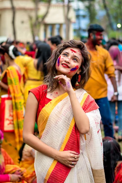 Öğrenciler 5 Mart 2020 'de Hindistan' ın Kolkata kentindeki Rabindra Bharati Üniversitesi kampüsünde Holi veya Basanta Utsav 'ı kutluyorlar.
