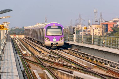 18 Ocak 2020 'de Salt Lake Sektörü V, Bidhannagar, Kolkata' daki Kolkata Doğu Metro metro istasyonuna metro görüntüsü ulaşır.