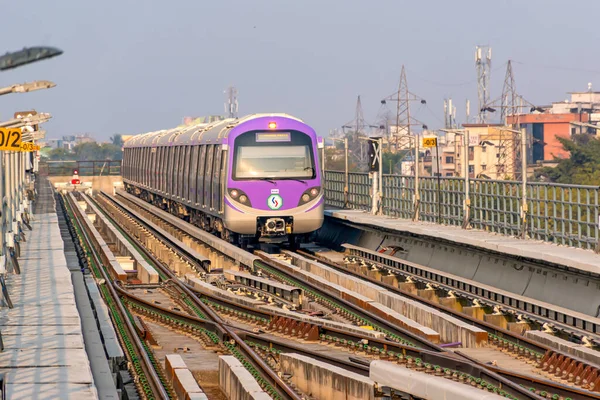 18 Ocak 2020 'de Salt Lake Sektörü V, Bidhannagar, Kolkata' daki Kolkata Doğu Metro metro istasyonuna metro görüntüsü ulaşır.