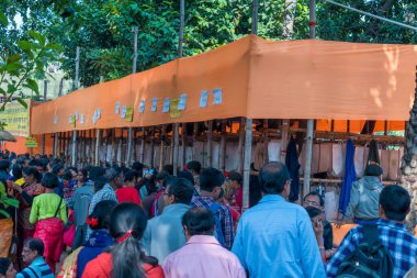 Kolpotoru Utsab 'da, Cossipore Garden House veya Udyanbati' de, 1 Ocak 2020 'de Batı Bengal, Hindistan' da bulunan Ramakrishna Matematik için insanlar toplandı.