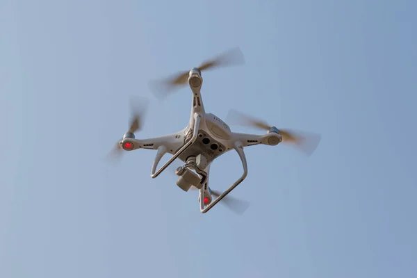 Kameralı Modern Drone Quadcopter Açık Mavi Gökyüzünde Uçuyor Aero Fotoğraf Telifsiz Stok Imajlar