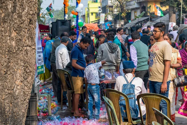 2020年1月にはコルカタの住民に飲料水を配布しているボランティアは少ない — ストック写真