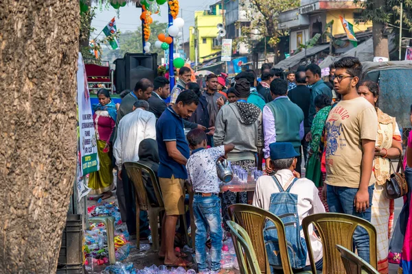 Poucos Voluntários Estão Distribuindo Água Potável Entre Multidões Kolkata Janeiro — Fotografia de Stock