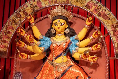 Kolkata, Batı Bengal 'de renkli ışıkta çekilen Durga Puja pandalında tanrıça Durga idolü. Durga Puja, Hinduizm 'in en büyük dini festivali ve şimdi dünya çapında kutlanıyor..