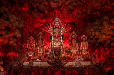 Kolkata, Batı Bengal 'de renkli ışıkta çekilen Durga Puja pandalında tanrıça Durga idolü. Durga Puja, Hinduizm 'in en büyük dini festivali ve şimdi dünya çapında kutlanıyor..