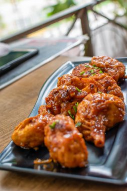 Momo 'nun kızarmış tavuğu kapkara tabakta servis ediliyor. Seçici odak